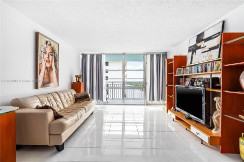 Condo in Sunny Isles Beach, Florida, 2 bedrooms № 2015548 - photo 14