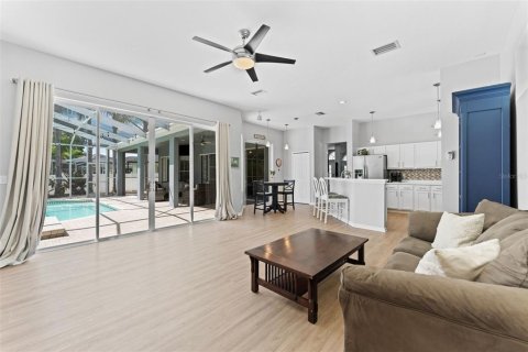 House in Tampa, Florida 4 bedrooms, 239.22 sq.m. № 1803069 - photo 8