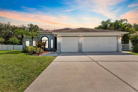 House in Tampa, Florida 4 bedrooms, 239.22 sq.m. № 1803069 - photo 2