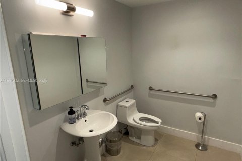 Купить коммерческую недвижимость в Дорал, Флорида № 2051201 - фото 8