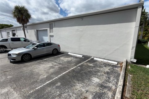 Купить коммерческую недвижимость в Дорал, Флорида № 2051201 - фото 10