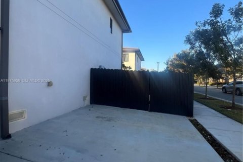 House in Florida City, Florida 5 bedrooms, 176.7 sq.m. № 2044503 - photo 3