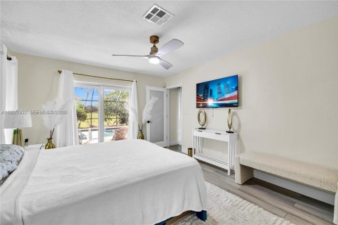 House in Tamarac, Florida 4 bedrooms, 222.22 sq.m. № 1996780 - photo 11