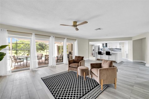 House in Tamarac, Florida 4 bedrooms, 222.22 sq.m. № 1996780 - photo 5