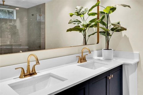 House in Tamarac, Florida 4 bedrooms, 222.22 sq.m. № 1996780 - photo 15