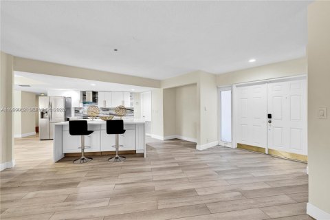 House in Tamarac, Florida 4 bedrooms, 222.22 sq.m. № 1996780 - photo 3