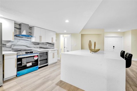 House in Tamarac, Florida 4 bedrooms, 222.22 sq.m. № 1996780 - photo 23