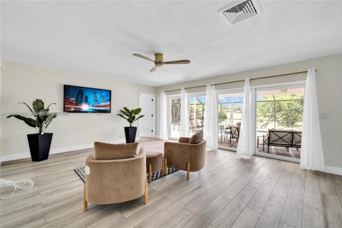 House in Tamarac, Florida 4 bedrooms, 222.22 sq.m. № 1996780 - photo 7