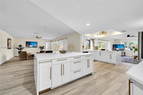 House in Tamarac, Florida 4 bedrooms, 222.22 sq.m. № 1996780 - photo 20