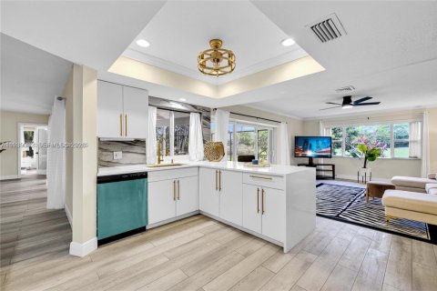 House in Tamarac, Florida 4 bedrooms, 222.22 sq.m. № 1996780 - photo 2