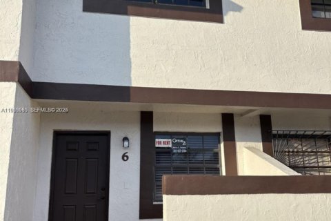 Townhouse in Miami, Florida 2 bedrooms, 86.96 sq.m. № 1994085 - photo 1