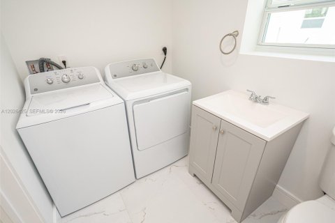 Villa ou maison à vendre à Miami Gardens, Floride: 4 chambres, 257.53 m2 № 2086925 - photo 14