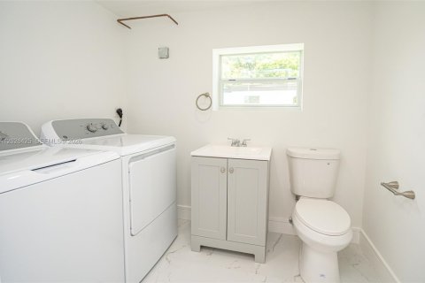 Villa ou maison à vendre à Miami Gardens, Floride: 4 chambres, 257.53 m2 № 2086925 - photo 11