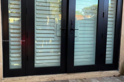 Touwnhouse à vendre à Miami, Floride: 2 chambres, 107.02 m2 № 1970889 - photo 27