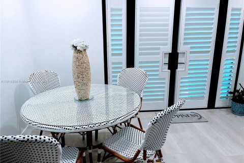 Touwnhouse à vendre à Miami, Floride: 2 chambres, 107.02 m2 № 1970889 - photo 10