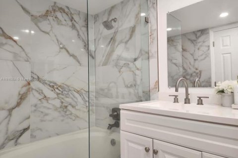 Touwnhouse à vendre à Miami, Floride: 2 chambres, 107.02 m2 № 1970889 - photo 19