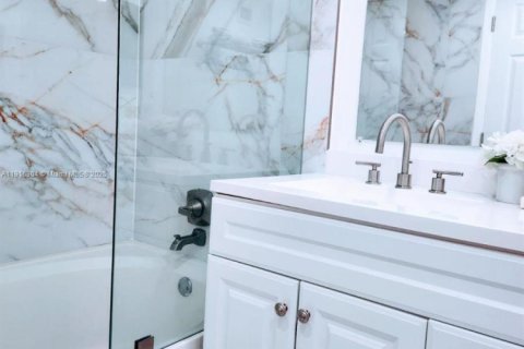 Touwnhouse à vendre à Miami, Floride: 2 chambres, 107.02 m2 № 1970889 - photo 13