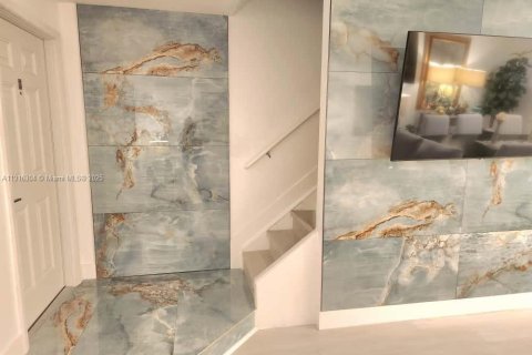 Touwnhouse à vendre à Miami, Floride: 2 chambres, 107.02 m2 № 1970889 - photo 24