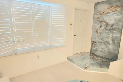Touwnhouse à vendre à Miami, Floride: 2 chambres, 107.02 m2 № 1970889 - photo 18
