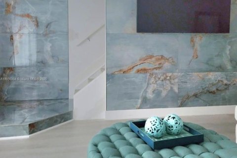 Touwnhouse à vendre à Miami, Floride: 2 chambres, 107.02 m2 № 1970889 - photo 21