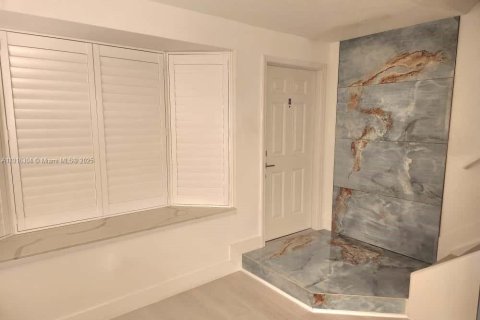 Touwnhouse à vendre à Miami, Floride: 2 chambres, 107.02 m2 № 1970889 - photo 23