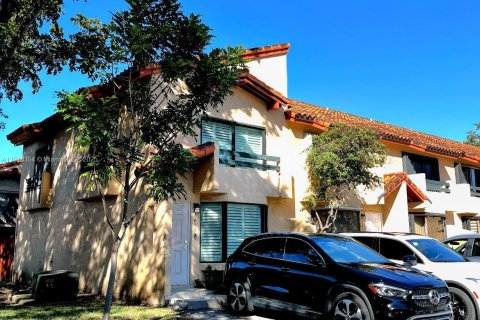 Touwnhouse à vendre à Miami, Floride: 2 chambres, 107.02 m2 № 1970889 - photo 1