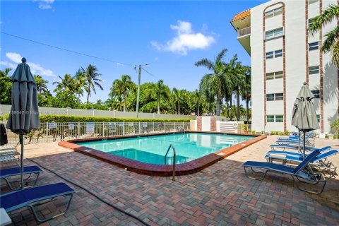 Condo in Hallandale Beach, Florida, 1 bedroom  № 1935667 - photo 9