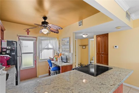 Condo in Hallandale Beach, Florida, 1 bedroom  № 1935667 - photo 19