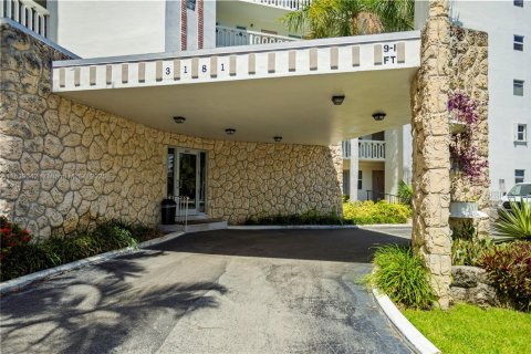 Condo in Hallandale Beach, Florida, 1 bedroom  № 1935667 - photo 11