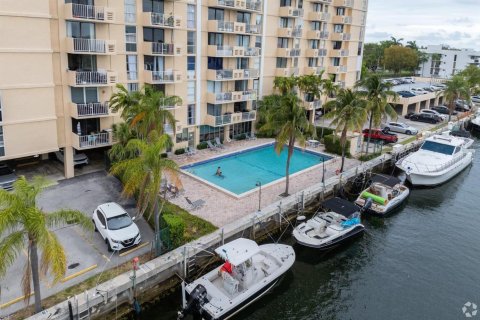 Condominio en venta en North Miami, Florida, 2 dormitorios, 83.98 m2 № 2241548 - foto 4