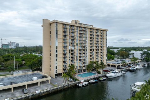 Condominio en venta en North Miami, Florida, 2 dormitorios, 83.98 m2 № 2241548 - foto 2