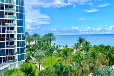 Hotel in Sunny Isles Beach, Florida 33.44 sq.m. № 1763724 - photo 5
