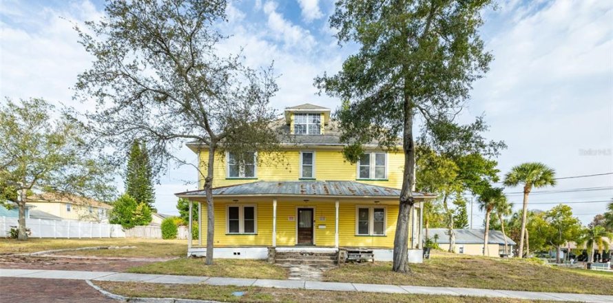 House in Tarpon Springs, Florida 4 bedrooms, 319.68 sq.m. № 1540178