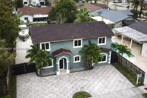 Villa ou maison à Miami, Floride 5 chambres, 201.97 m2 № 2169062