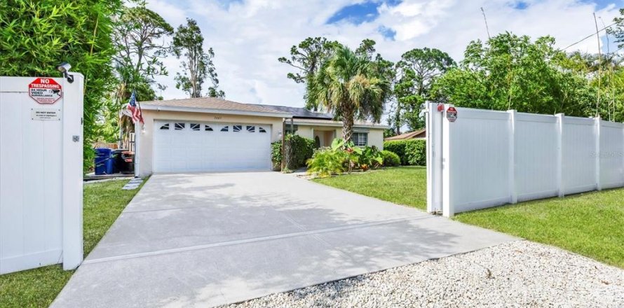 House in Sarasota, Florida 3 bedrooms, 116.41 sq.m. № 1786305