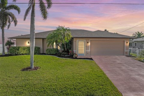 Casa en venta en Cape Coral, Florida, 3 dormitorios, 189.61 m2 № 1719726 - foto 1