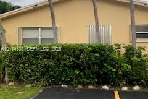 Villa ou maison à louer à Hollywood, Floride: 3 chambres, 207.82 m2 № 2439390 - photo 2
