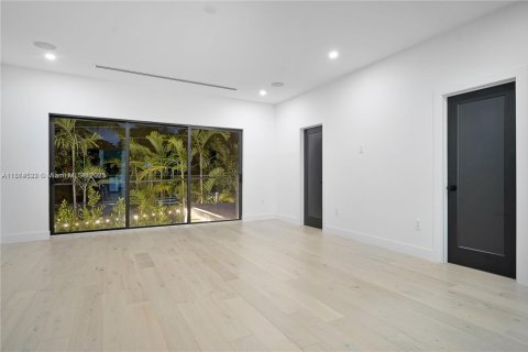 House in Miami, Florida 4 bedrooms, 294.31 sq.m. № 1893180 - photo 17