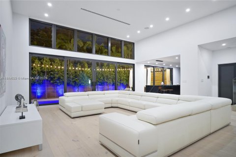 House in Miami, Florida 4 bedrooms, 294.31 sq.m. № 1893180 - photo 13