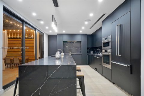 House in Miami, Florida 4 bedrooms, 294.31 sq.m. № 1893180 - photo 8