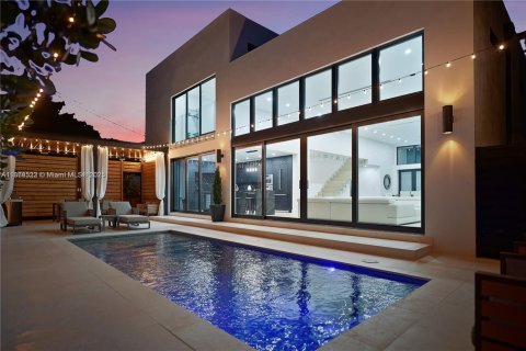 House in Miami, Florida 4 bedrooms, 294.31 sq.m. № 1893180 - photo 4