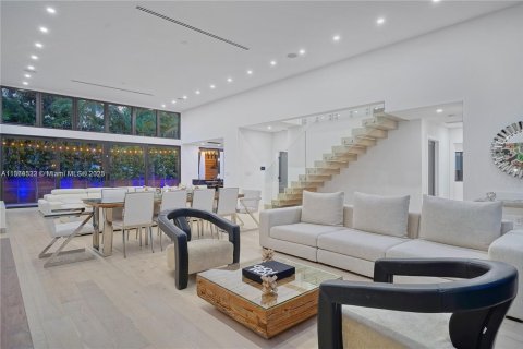House in Miami, Florida 4 bedrooms, 294.31 sq.m. № 1893180 - photo 1
