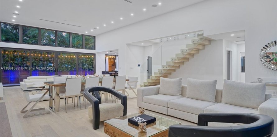 House in Miami, Florida 4 bedrooms, 294.31 sq.m. № 1893180