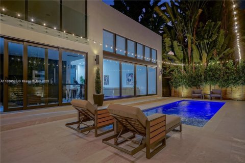 House in Miami, Florida 4 bedrooms, 294.31 sq.m. № 1893180 - photo 5