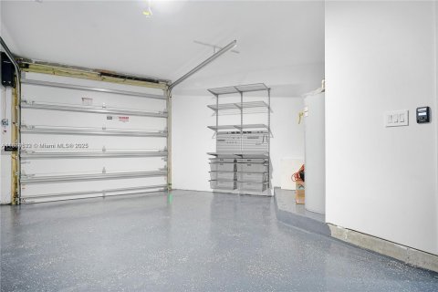 House in Miami, Florida 4 bedrooms, 294.31 sq.m. № 1893180 - photo 25