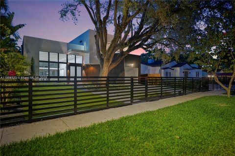 House in Miami, Florida 4 bedrooms, 294.31 sq.m. № 1893180 - photo 27