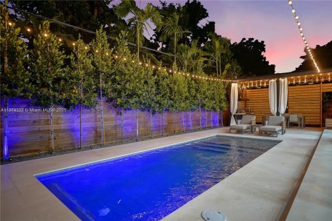 House in Miami, Florida 4 bedrooms, 294.31 sq.m. № 1893180 - photo 12