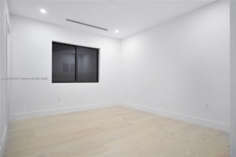 House in Miami, Florida 4 bedrooms, 294.31 sq.m. № 1893180 - photo 24