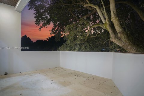 House in Miami, Florida 4 bedrooms, 294.31 sq.m. № 1893180 - photo 11