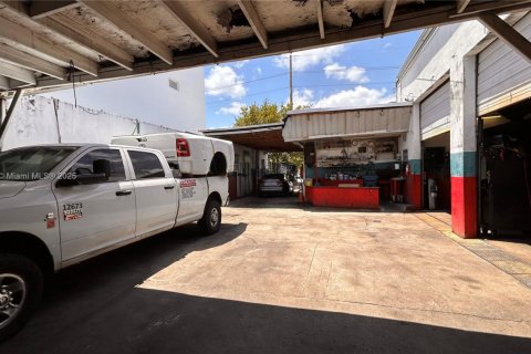 Propiedad comercial en venta en Fort Lauderdale, Florida № 1966960 - foto 8